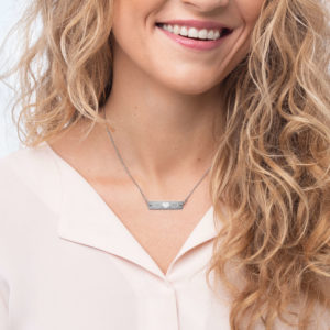 Colgante de plata con grabado corazoncitos