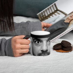 Taza mágica color negro mate ¡Te estoy viendo!