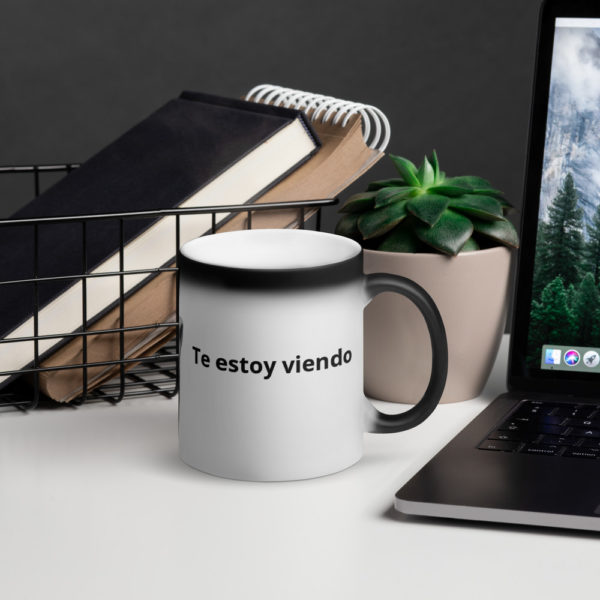 Taza mágica color negro mate ¡Te estoy viendo! - Imagen 2